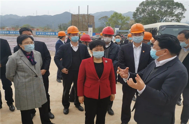 浙江省副省長陳奕君一行到創世大發二建東陽市南馬鎮西區污水處理廠二期項目調研防疫復工工作