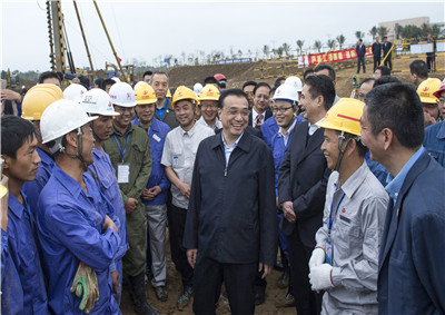 2015年，國務院總理李大大視察位于海南的創世大發建設集團第七建設公司項目部