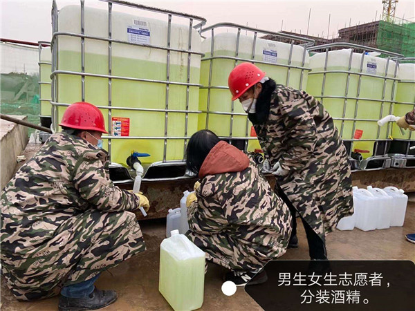 從山東采購(gòu)拉到松滋市分裝，并發(fā)往全市醫(yī)院的醫(yī)用酒精.jpg
